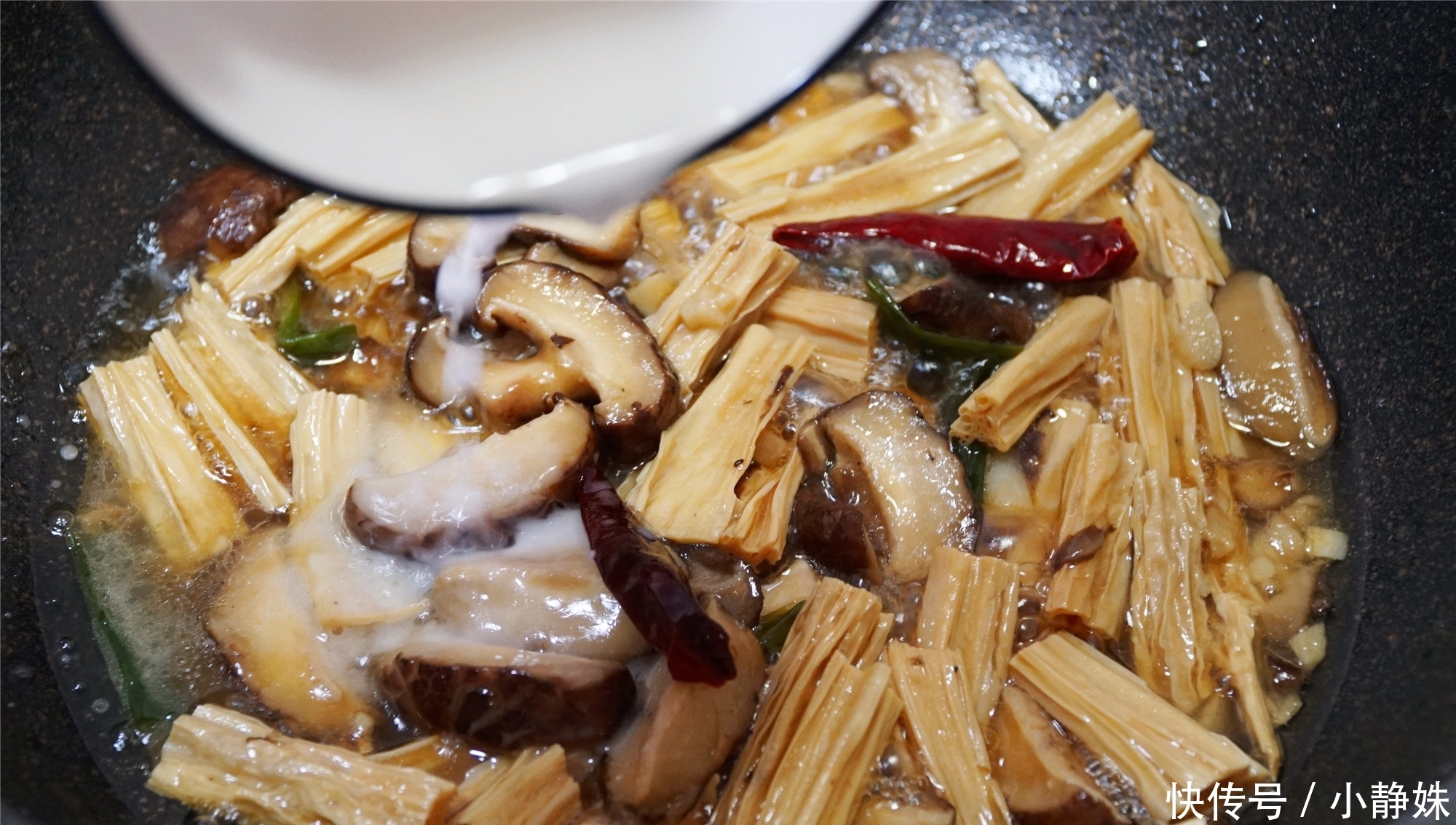 比放肉|腐竹的绝配,比放肉炒好吃,我家一周吃2次,次次光盘不够吃