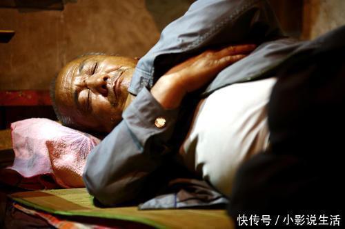 长寿的老人睡觉前有5个好习惯,哪怕你只能做到