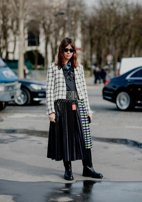 百褶裙怎么搭配才好看？配毛衣优雅，配卫衣帅气，都好潮