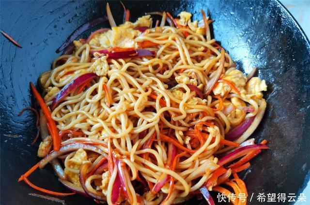 炒面|鸡蛋炒面小技巧,这几步做对了,面条劲道,不粘锅,根根分明清爽