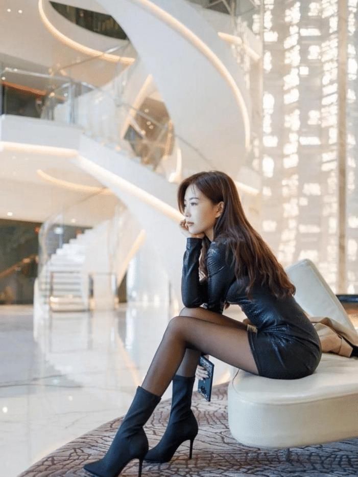 现在小姐姐都这么喜欢小动物的吗“鳄鱼纹”皮裙加上黑丝,2米内不敢靠近她