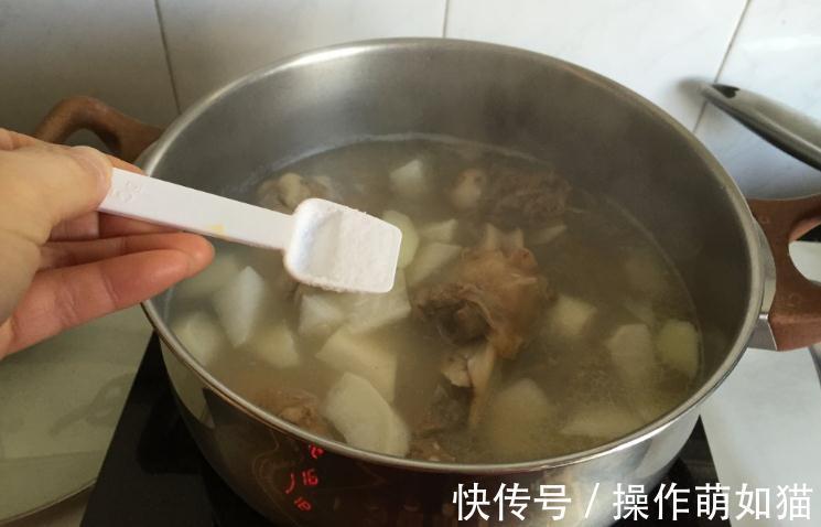 炖羊肉汤,记住“三放两不放”,羊肉软烂羊汤不膻,太美味了