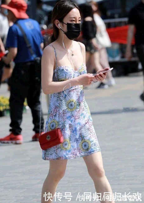 小蛮腰 美女一袭吊带花花裙，既时髦又能释放出独有的魅力