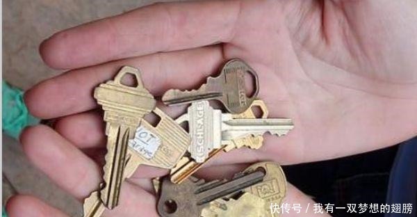 废旧钥匙不要扔,放在卫生间里有大作用,全家人都抢着用!