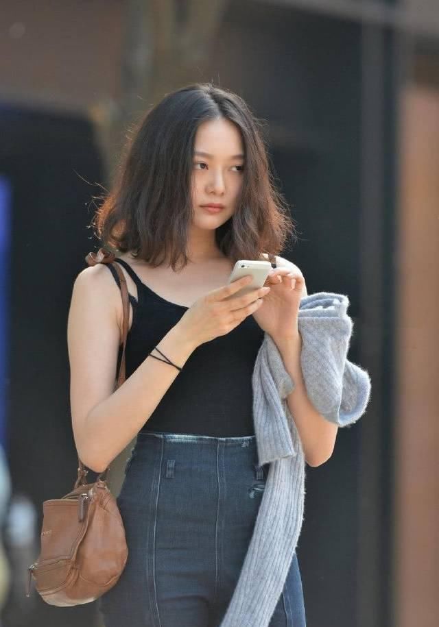 美女|街拍美女小姐姐真时尚,将牛仔裤前后反穿,不显尴尬反而忒美