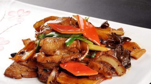 做回锅肉时，牢记两个诀窍，别犯一个错误，回锅肉肥而不腻更好吃