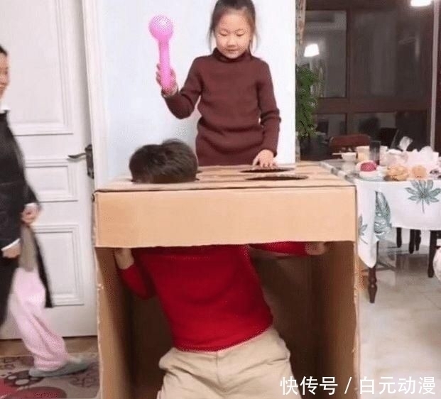 玩游戏|“地鼠奶爸”陪女儿玩游戏走红,最后妈妈那一下,女儿吓到闭眼