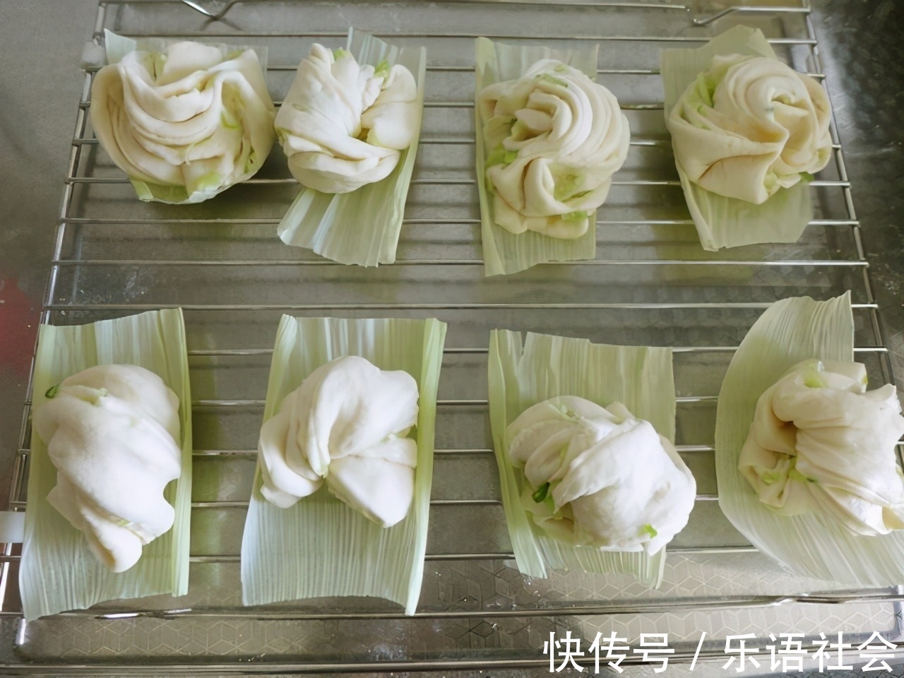 面团|面粉别蒸馒头了,手把手教你做葱香花卷,一压一卷层次多