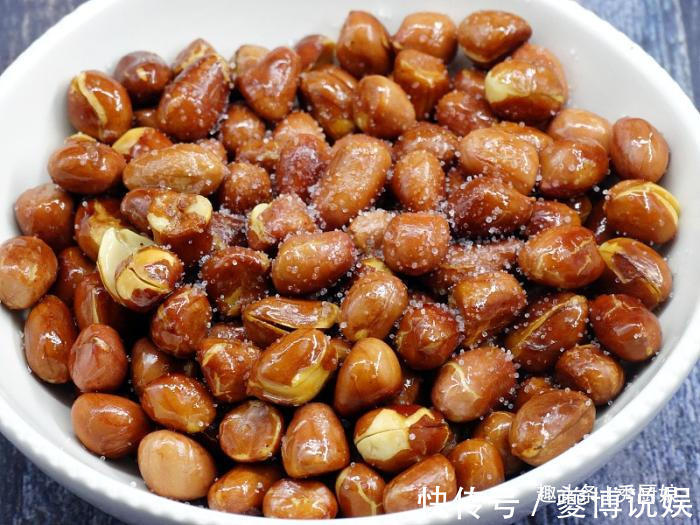 炸花生米时，出锅直接撒盐大错特错，教你一招，花生酥脆不返潮