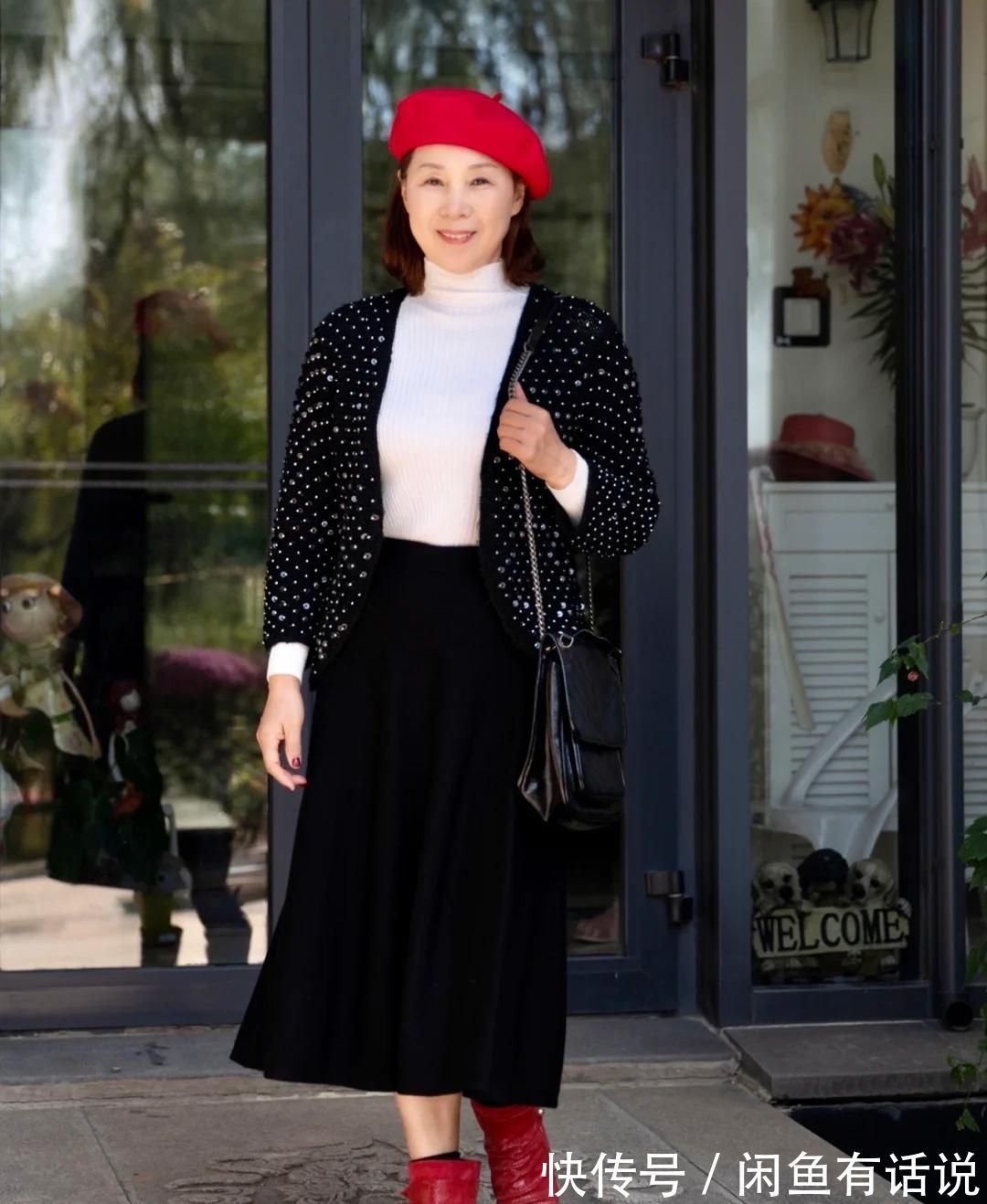 风衣|白色打底衫有多时髦?65岁博主多套搭配示范,穿出奶奶辈的优雅