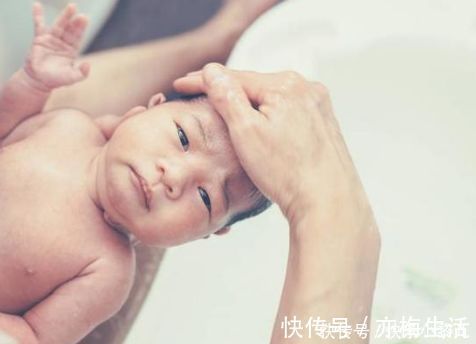 身体不适|新生婴儿别太早抱出门,有的家长都过早的抱出门,这对孩子不利