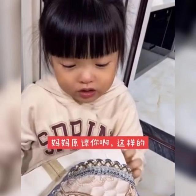 孩子|萌娃偷玩宝妈的化妆品被抓,还把宝妈安排得明明白白,也太有爱了