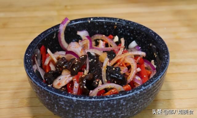 凉拌洋葱木耳|做凉拌洋葱，拌料前“多做一步”，洋葱清甜脆爽，好吃不呛人