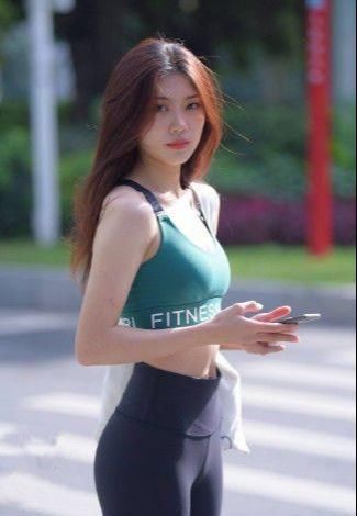 穿搭|露脐上衣，搭配紧身牛仔裤，时尚感拉满！！