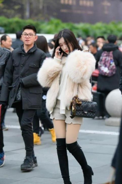 身姿|街拍紧致身材的小姐姐,身姿迷人凹凸,凹凸曲线很性感