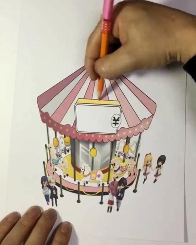 旋转木马$美术生画旋转木马,开始吐槽“画残了”,画纸裁掉一截后被打脸
