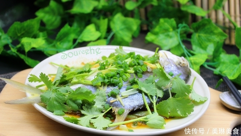 蒸鱼|蒸鱼时多加一步,腥味全无,鱼肉软嫩,汤清味醇,太鲜香了!