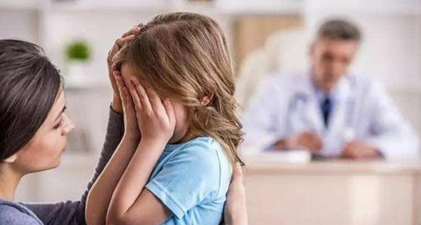 医院|孩子高烧医院排队400号,医生只顾打私人电话,网友:自作自受