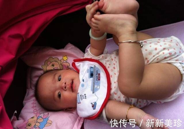 骨头|4个月宝宝发现自己有jio,抱着玩很可爱,宝妈:可穿袜子费劲啊
