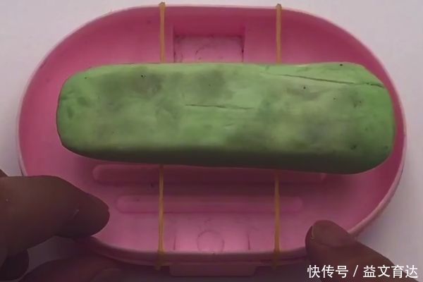 香皂盒上绑两根橡皮筋,作用真是太厉害了,解决了很多家庭的困扰