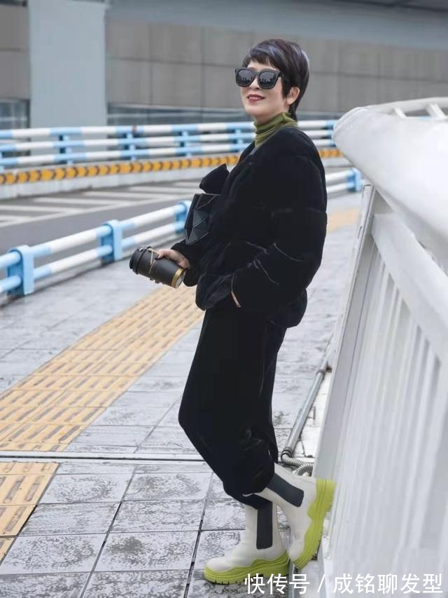 黑色 这位奶奶好会穿,时尚减龄又有品位,看不出已经年过六十的人