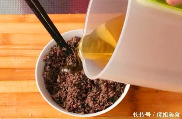 我家红豆从不熬粥喝,加一碗面粉,简单一做,出锅比蛋糕还好吃