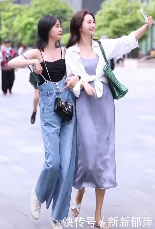 街拍:小姐姐穿裙子美得像仙女,但是鞋子整成了“泥腿子”!