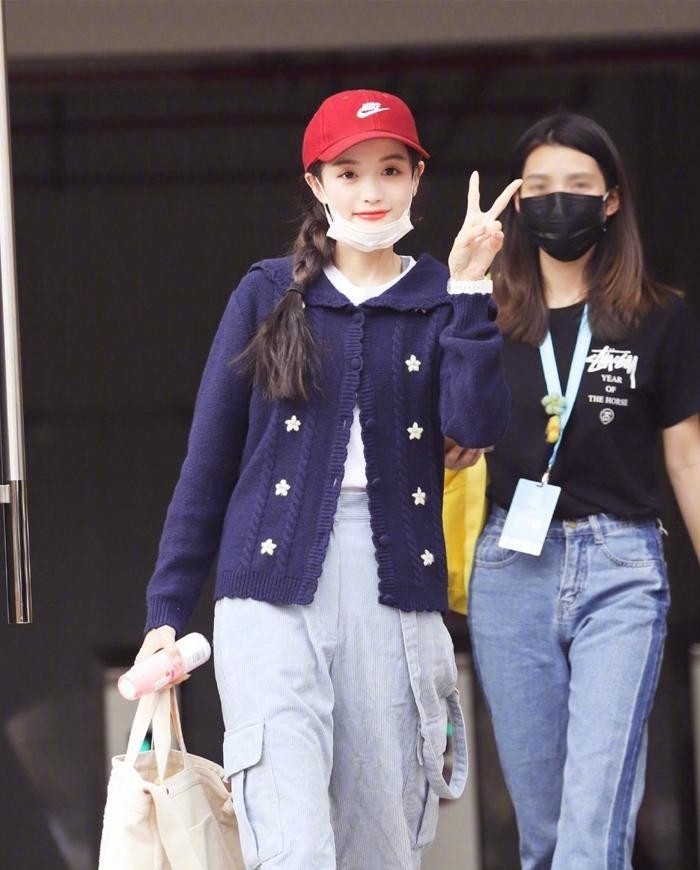 今年很流行“奶奶衫”,看似显老,穿上却很减龄,百搭不挑人