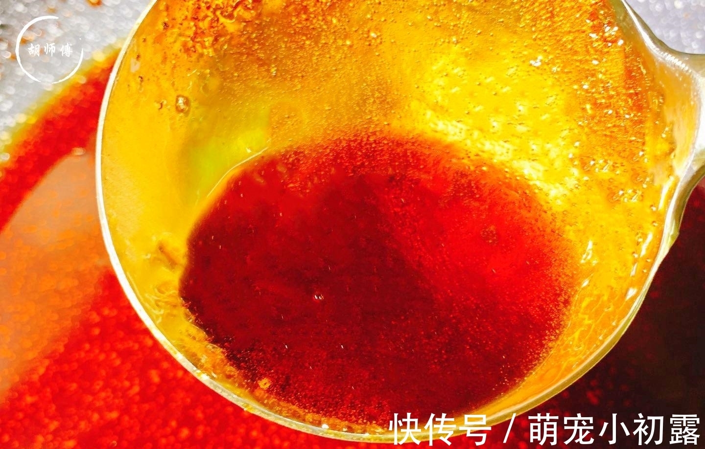 炒糖色时，冰糖直接炒是大忌！大厨：牢记3点，糖色不发苦更红亮