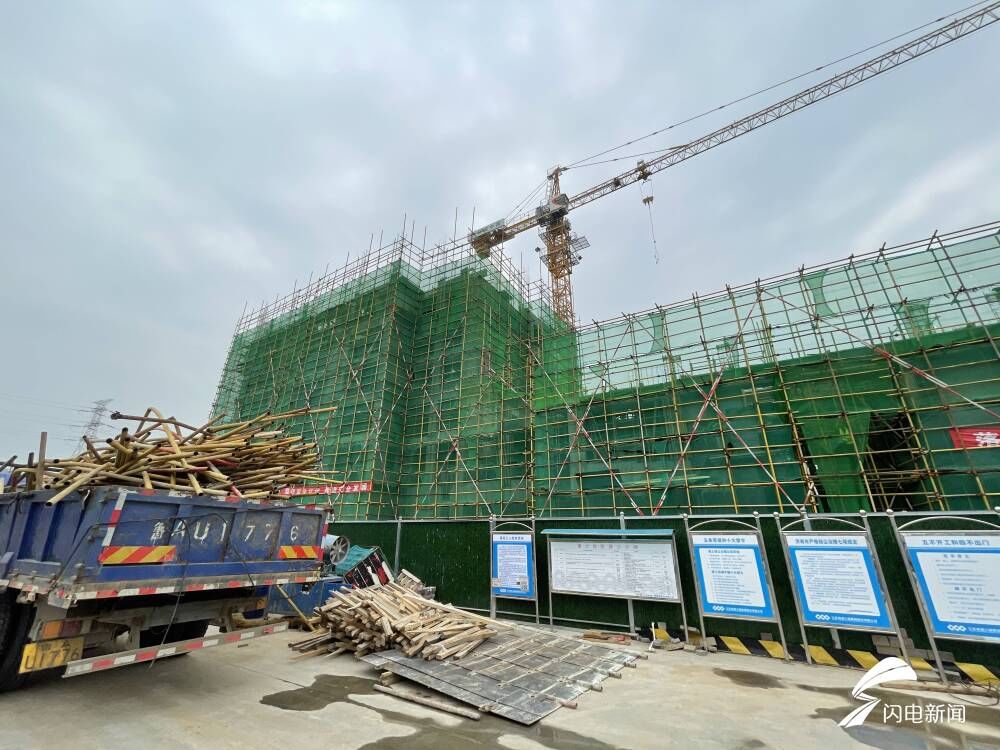 脚手架|济南绿城春来晓园脚手架被狂风刮倒，为拿预售证盖假6层？