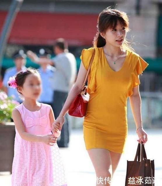 女儿|女儿结婚,却被亲妈抢了风头,网友这丈母娘是什么神仙颜值