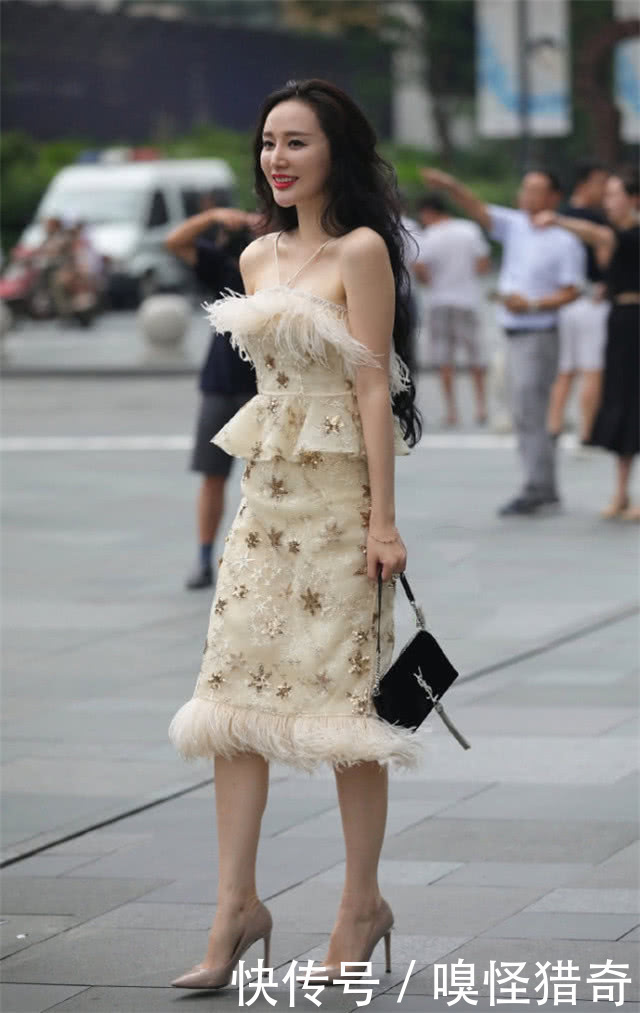 街拍美女：小姐姐“忽冷忽热”连衣裙，凸显高级韵味，气质十足！