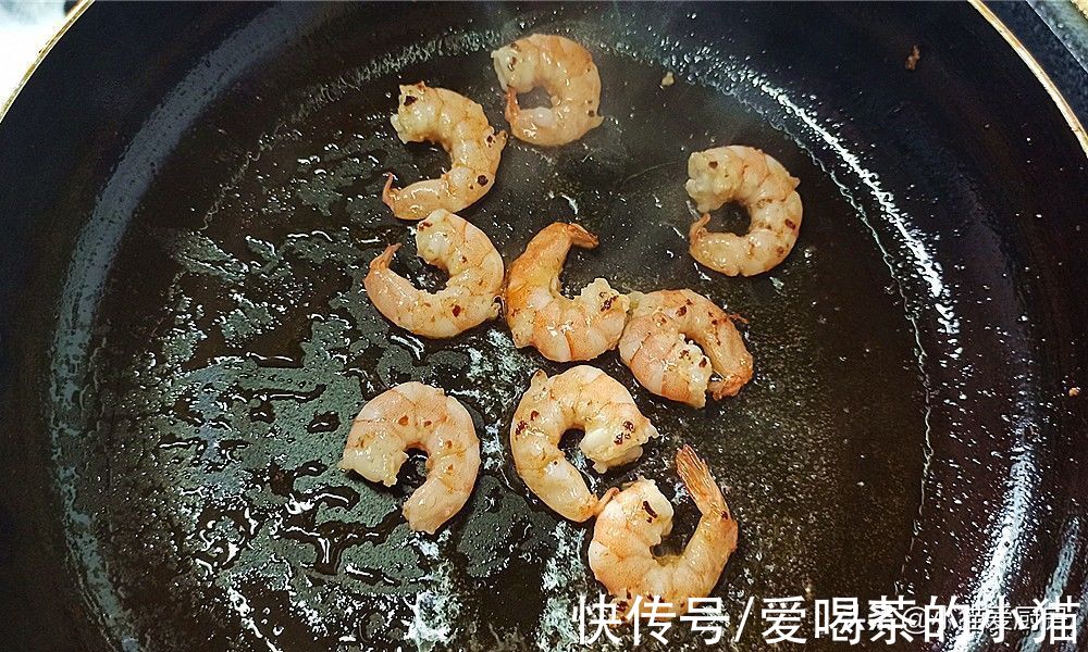 一道用嫩豆腐制作的“虾仁豆腐煲”，特别开胃，比吃火锅还过瘾