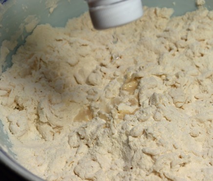 面疙瘩别用筷子搅了,一个塑料瓶就搞定,1分钟做一大盘,太实用