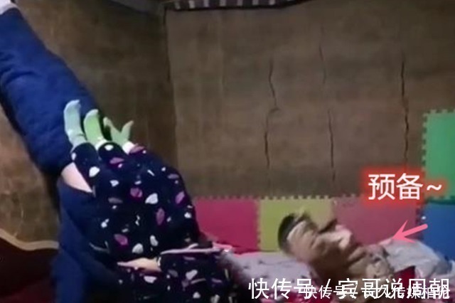 大儿子|爸爸带三个娃玩倒立,两女儿配合天衣无缝,没想到小儿子才是王者