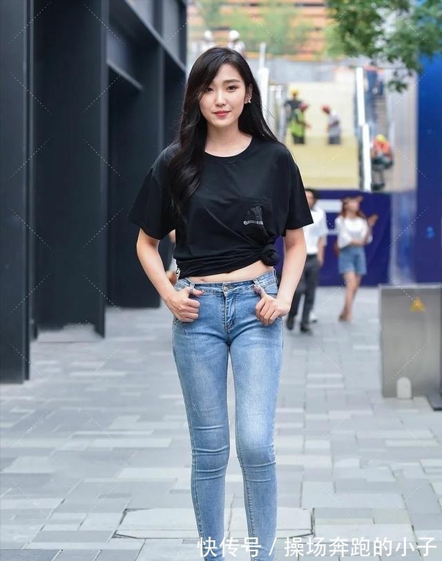 穿搭 微胖身材这样穿才好看,黑色T恤搭配紧身牛仔,遮肉还显迷人小蛮腰