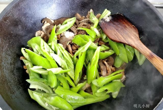 年后,不吃羊肉也要吃它,儿子说它像“抹布”,懂的人吃得香