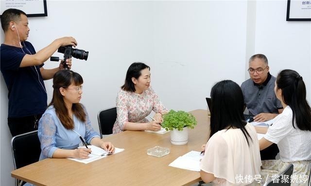 抖音|公司老板带员工跨界玩抖音,大笑称达到了人生的巅峰