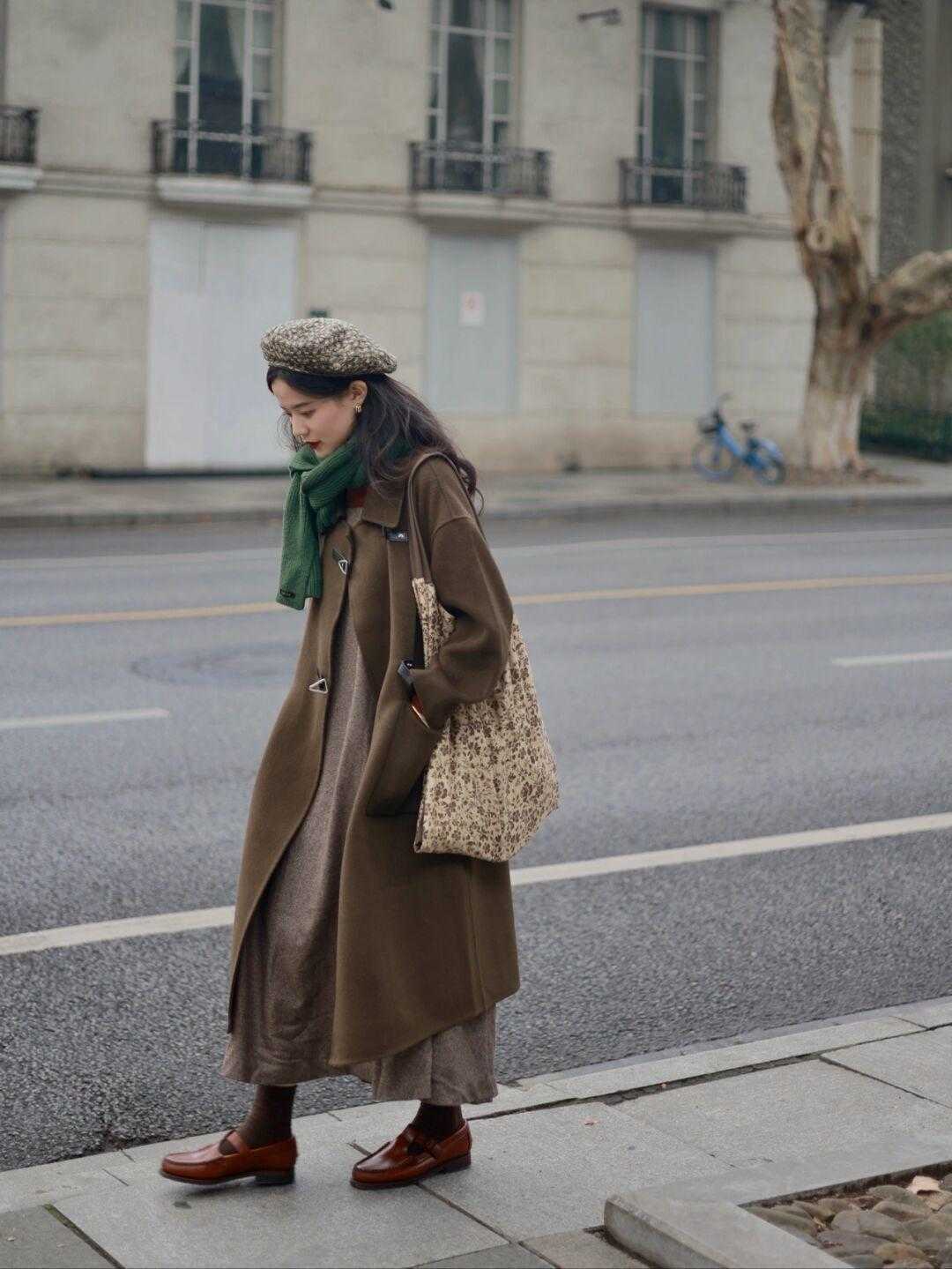 大地色|一般有品位的女人,都会选择三种颜色大衣,显年轻又有高级感