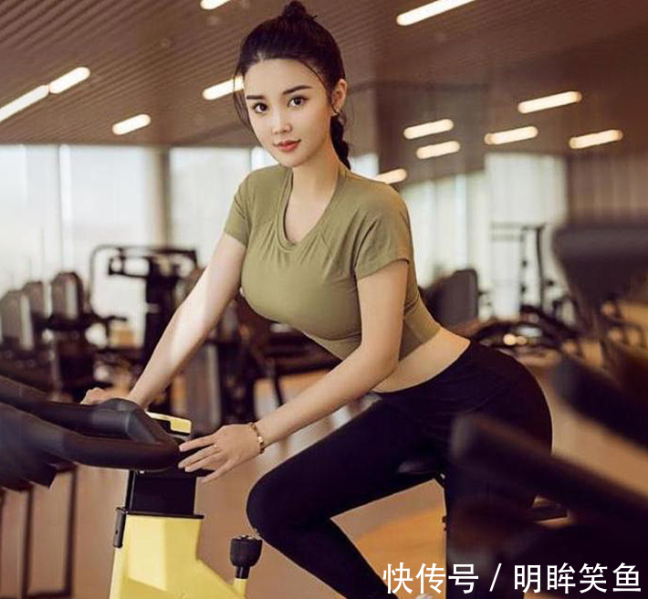 |搞笑GIF趣图:妹子天生力气大,一出场就把小伙子的活都抢了