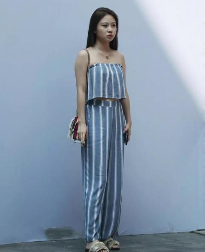  街拍：小姐姐身穿粉色套装，肩挎红色包包，靓丽又大气