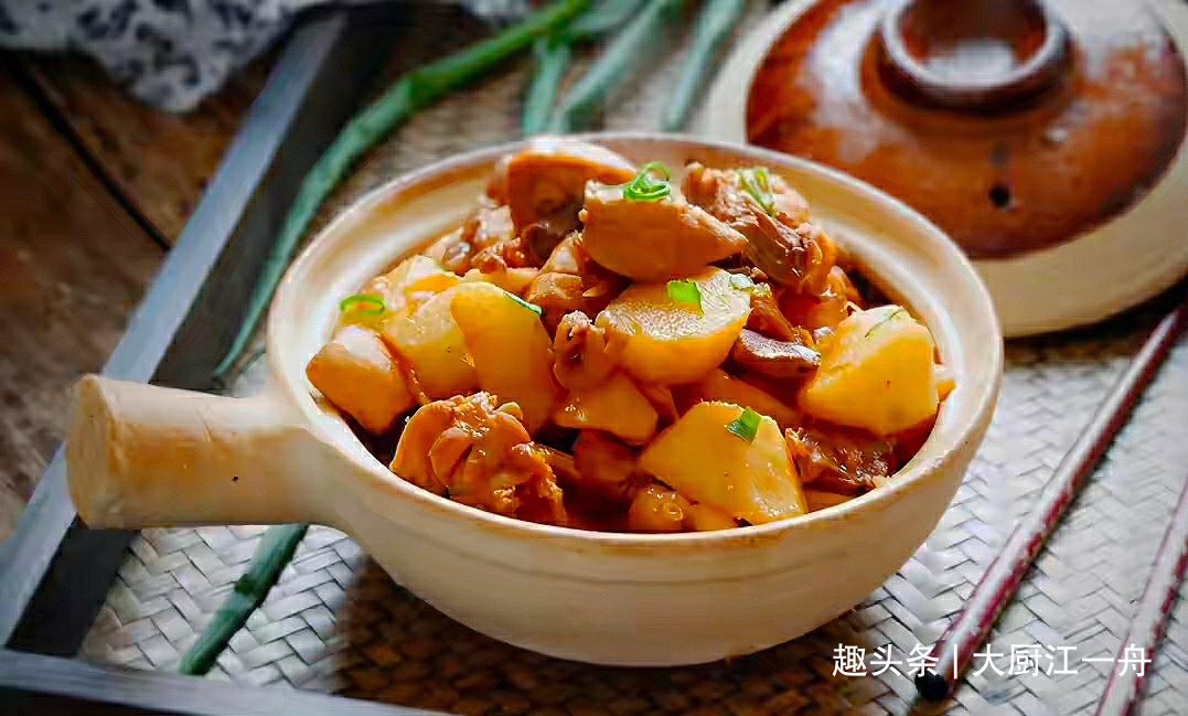 聪明人炖鸡肉从不焯水，学会这样做，汤汁浓郁又下饭，太解馋啦