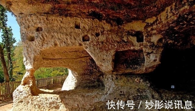 史前#法国15000年前的雕刻，和一张照片惊人相似，史前文化太厉害了