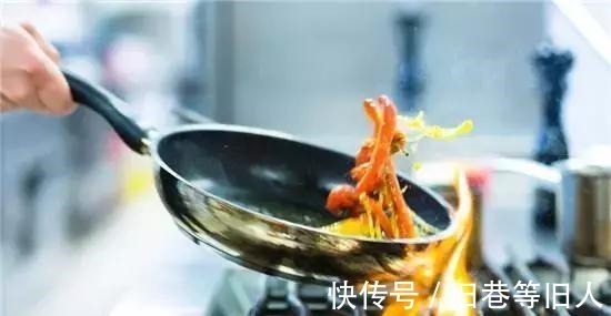 梁女士 梁女士戴着刚买的手镯去蒸桑拿,第二天就后悔了!