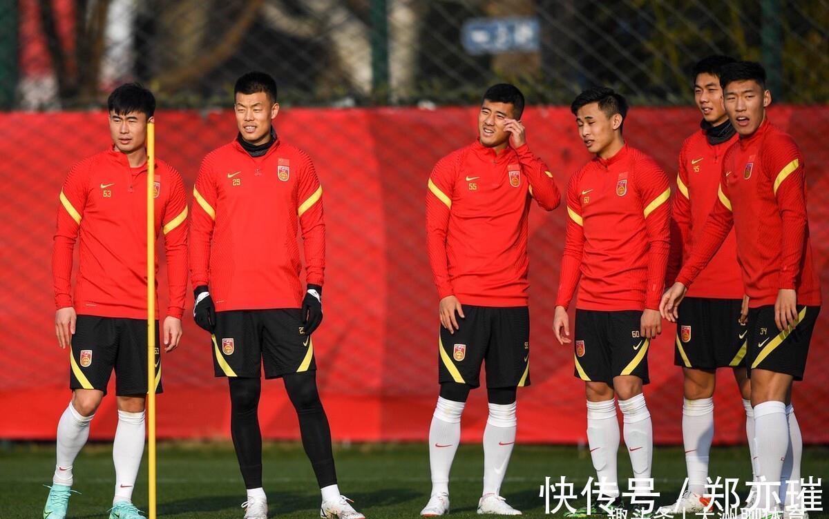 中国女足|新晋国足球员有争议表态，球迷吐槽声多多！李霄鹏教练压力大了