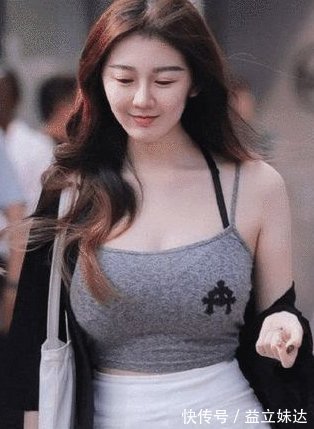 气息|黑白的经典搭配，大波浪随意的披散着，散发着甜美的少女气息