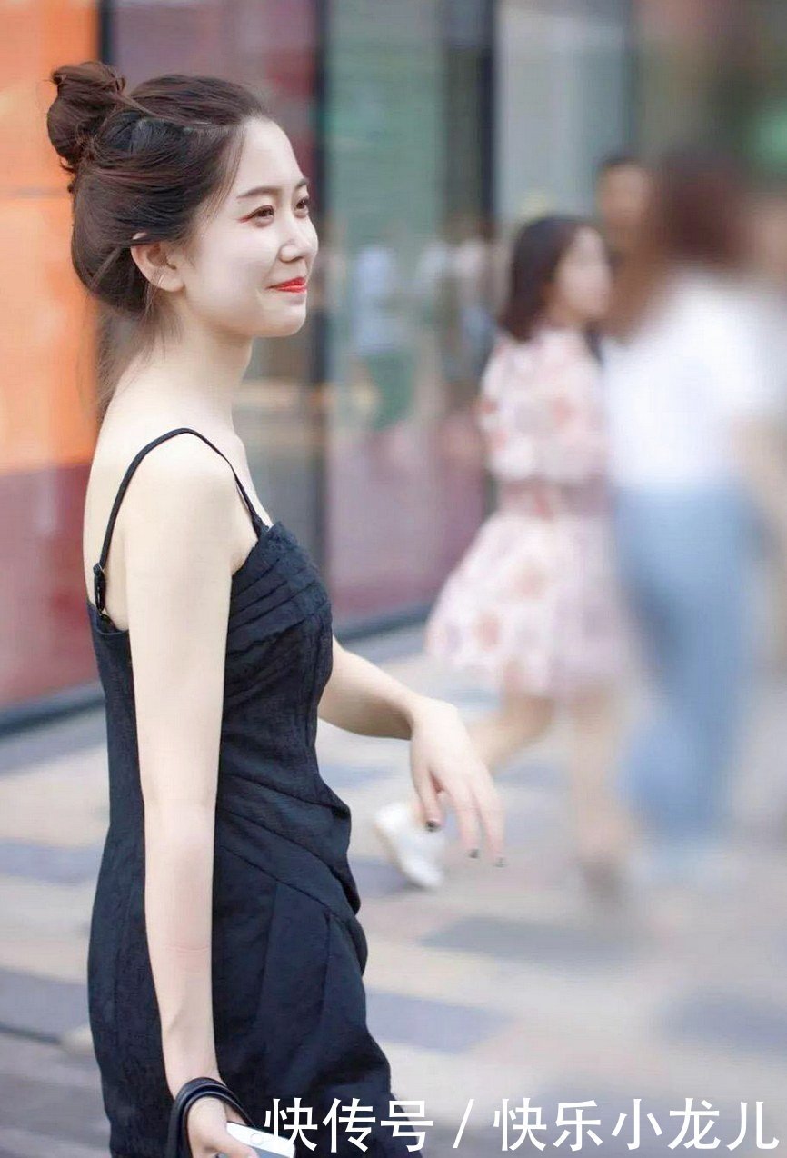 黑色吊带连衣裙,多了一丝职场风