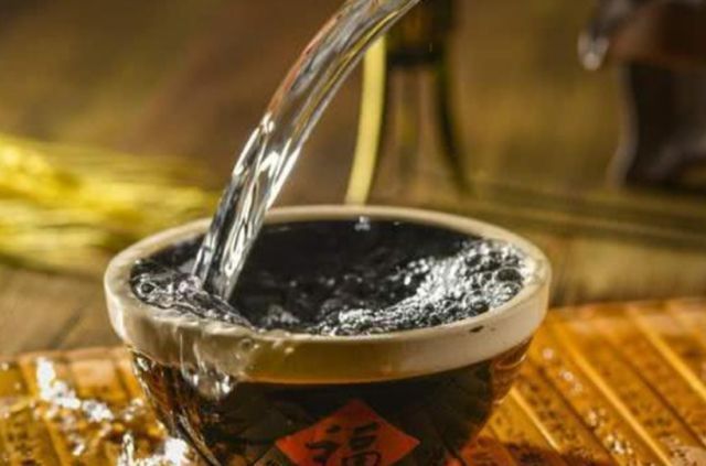 现代人#古人喝酒时,一喝就是几坛,很少有人会醉,他们的酒到底几度?