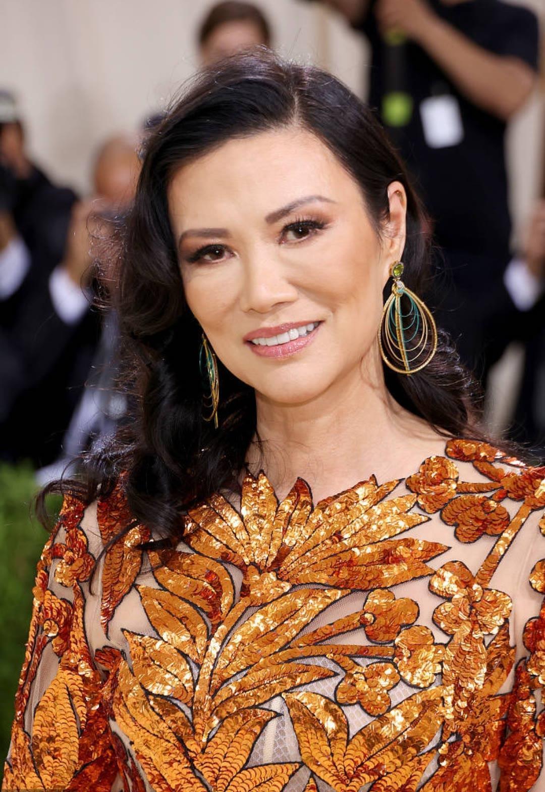 不老女神|邓文迪不愧是“商圈女神”,亮片修身连衣裙秀曼妙身材,高挑精致