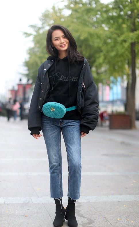  搭配|街拍：美女出门还戴墨镜，真是讲究